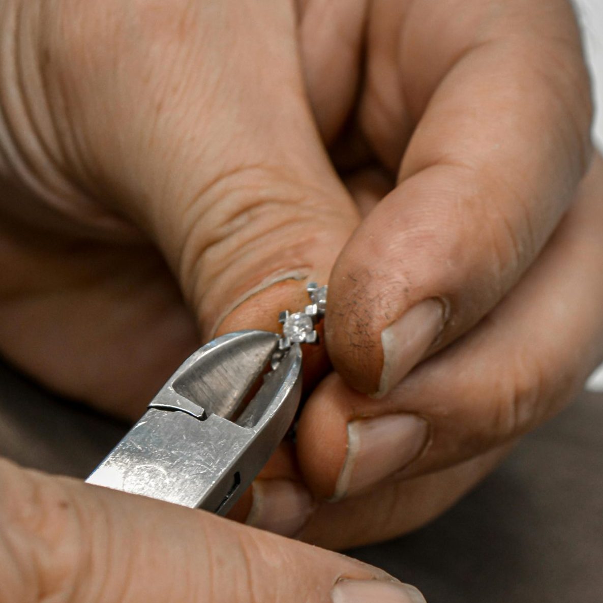 découpe d'un bijoux à la pince coupante